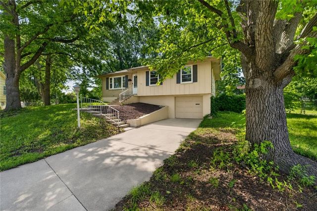 5201 Overton Circle, Kansas City, MO 64133