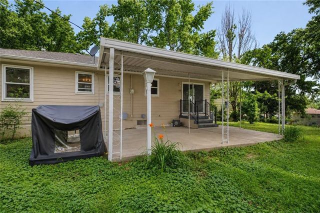 5201 Overton Circle, Kansas City, MO 64133