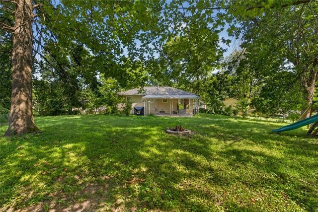 5201 Overton Circle, Kansas City, MO 64133