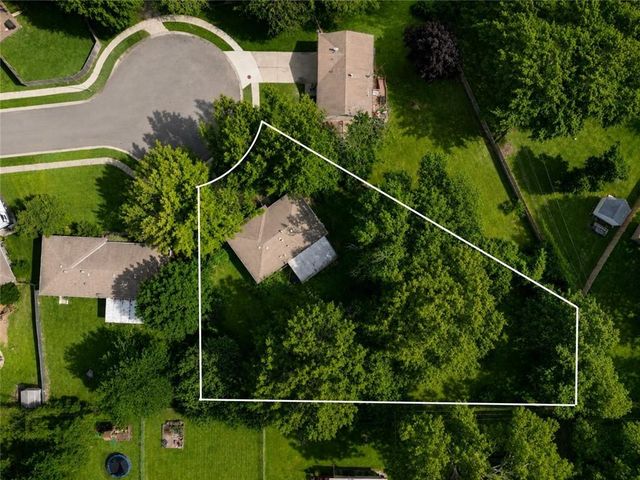 5201 Overton Circle, Kansas City, MO 64133