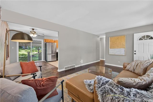 5201 Overton Circle, Kansas City, MO 64133
