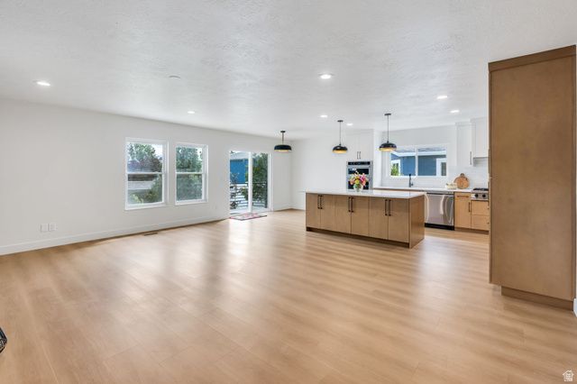 8453 S WINDMILL DR, West Jordan, UT 84081