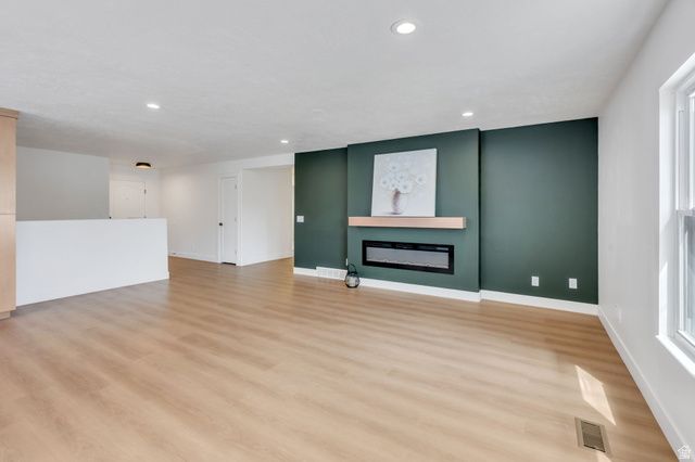 8453 S WINDMILL DR, West Jordan, UT 84081