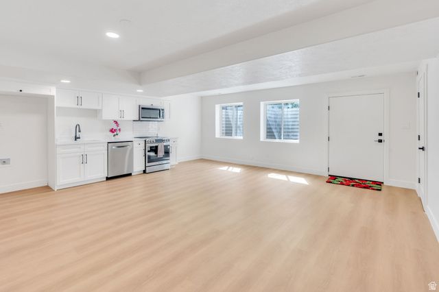 8453 S WINDMILL DR, West Jordan, UT 84081
