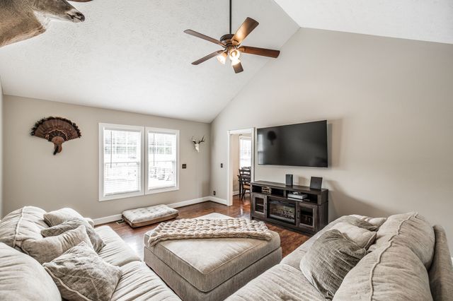 2205 Howell Rd, Greenbrier, TN 37073