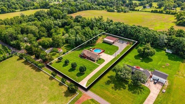 2205 Howell Rd, Greenbrier, TN 37073