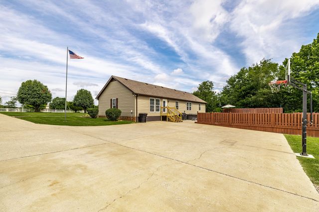 2205 Howell Rd, Greenbrier, TN 37073