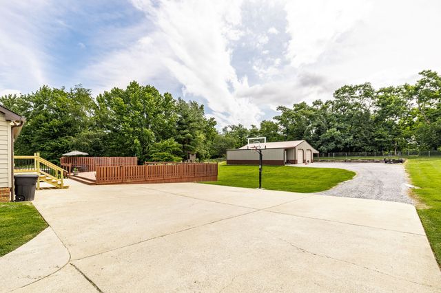 2205 Howell Rd, Greenbrier, TN 37073
