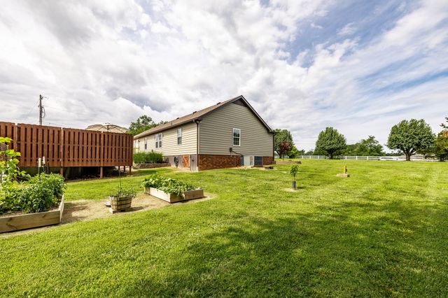 2205 Howell Rd, Greenbrier, TN 37073