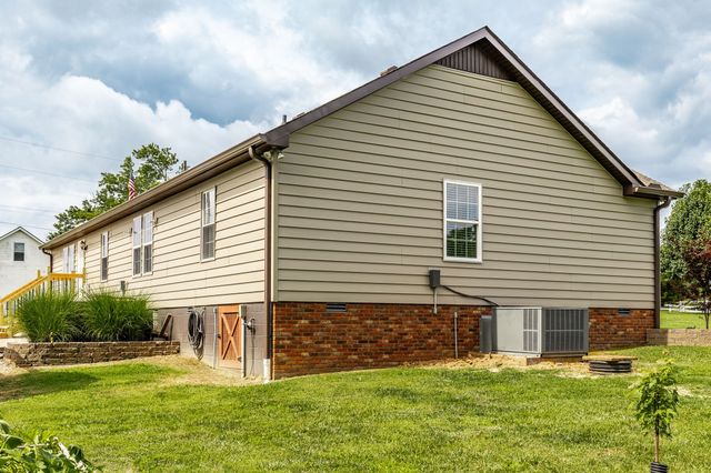 2205 Howell Rd, Greenbrier, TN 37073