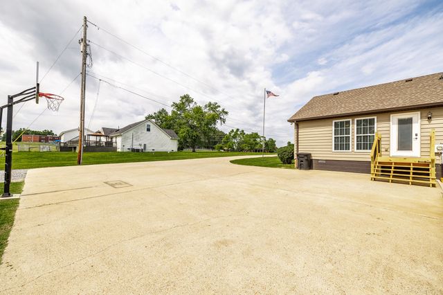 2205 Howell Rd, Greenbrier, TN 37073