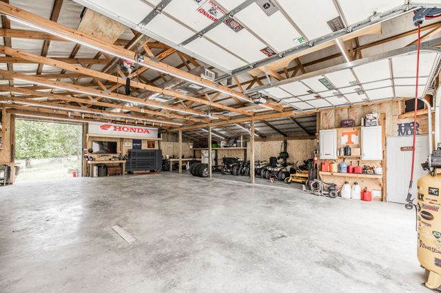 2205 Howell Rd, Greenbrier, TN 37073