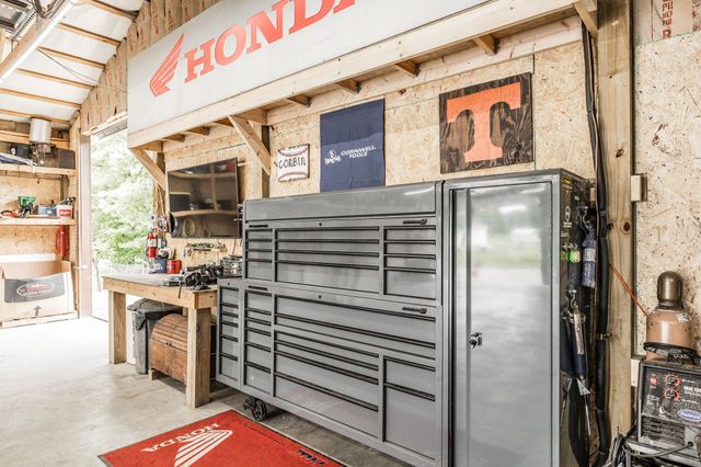 2205 Howell Rd, Greenbrier, TN 37073