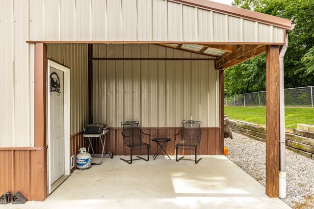 2205 Howell Rd, Greenbrier, TN 37073