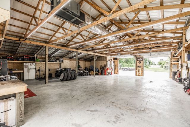 2205 Howell Rd, Greenbrier, TN 37073