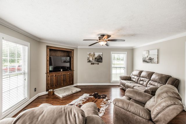 2205 Howell Rd, Greenbrier, TN 37073