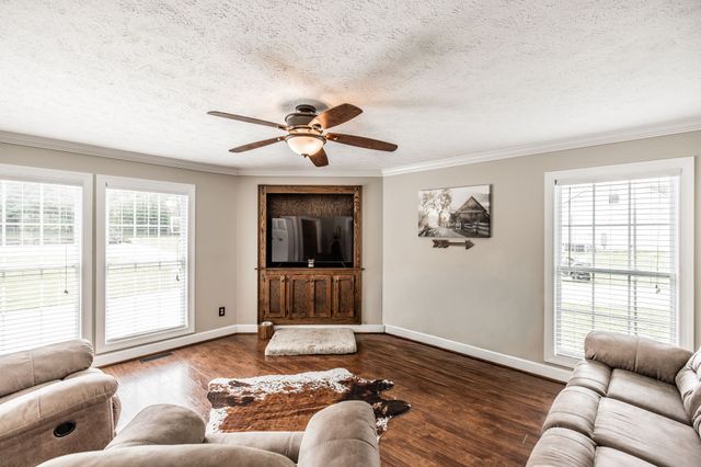 2205 Howell Rd, Greenbrier, TN 37073