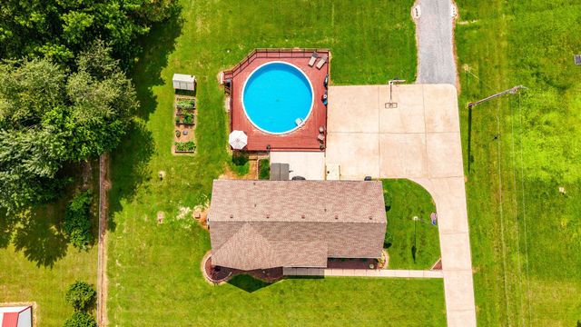 2205 Howell Rd, Greenbrier, TN 37073