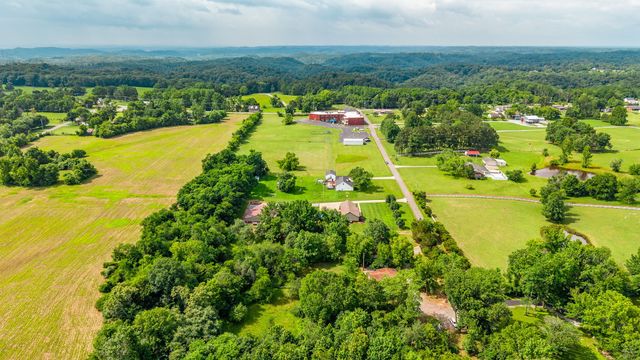 2205 Howell Rd, Greenbrier, TN 37073