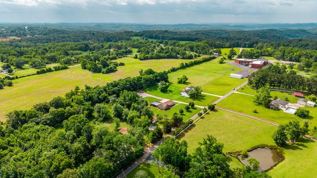 2205 Howell Rd, Greenbrier, TN 37073