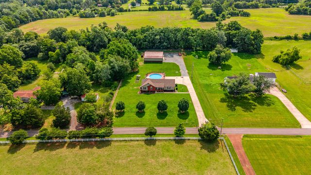 2205 Howell Rd, Greenbrier, TN 37073