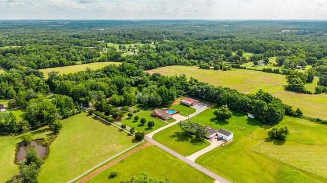 2205 Howell Rd, Greenbrier, TN 37073