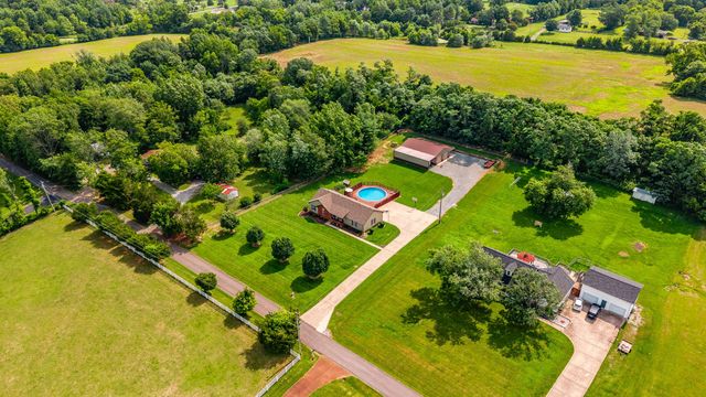 2205 Howell Rd, Greenbrier, TN 37073