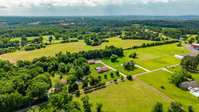 2205 Howell Rd, Greenbrier, TN 37073