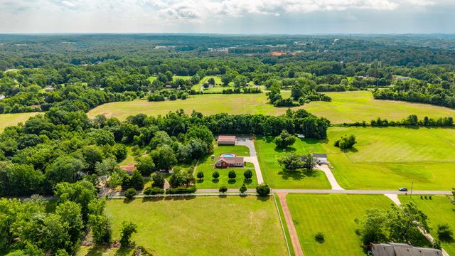 2205 Howell Rd, Greenbrier, TN 37073