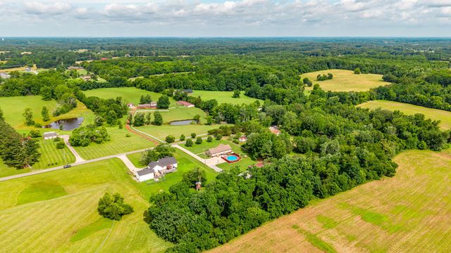2205 Howell Rd, Greenbrier, TN 37073