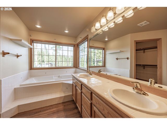 28323 Ne 48TH Way, Camas, WA 98607