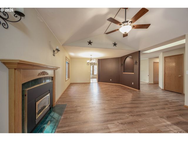 28323 Ne 48TH Way, Camas, WA 98607
