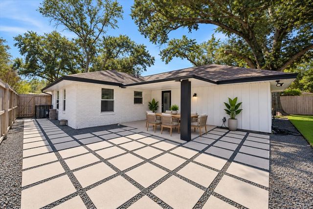 2214 Bron Holly Drive, Houston, TX 77018