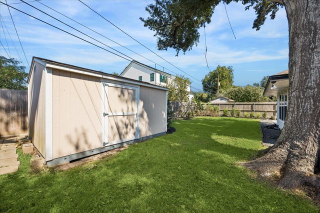 2214 Bron Holly Drive, Houston, TX 77018