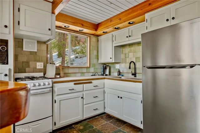31661 Wagon Wheel, Running Springs, CA 92382