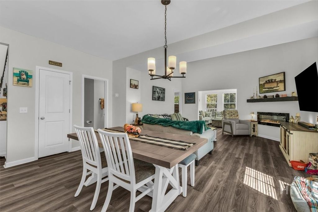 Image 11 of property listing at 399 Beecher Drive, Richmond Hill, GA 31324