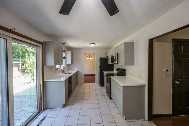 428 Michael Sears Rd., Belchertown, MA 01007