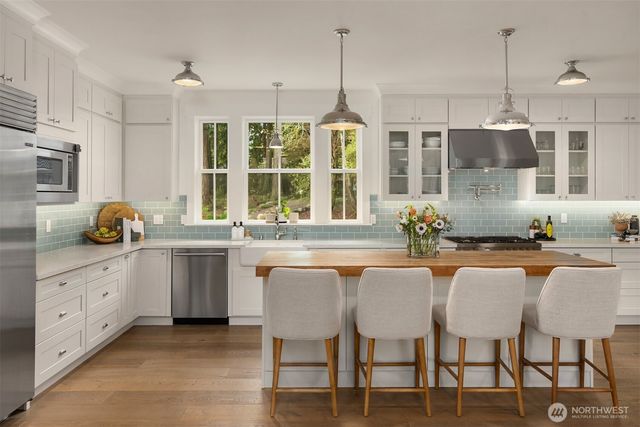 10717 NE Manitou Park Boulevard, Bainbridge Island, WA 98110