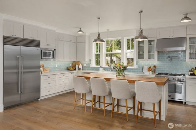 10717 NE Manitou Park Boulevard, Bainbridge Island, WA 98110