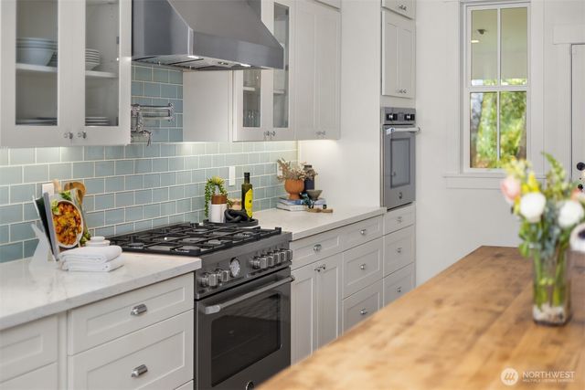 10717 NE Manitou Park Boulevard, Bainbridge Island, WA 98110