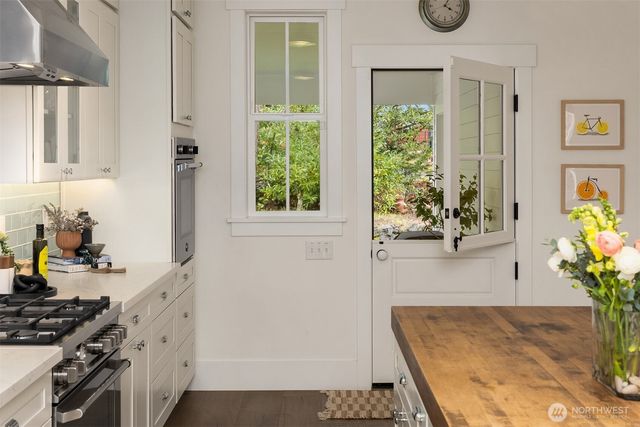 10717 NE Manitou Park Boulevard, Bainbridge Island, WA 98110