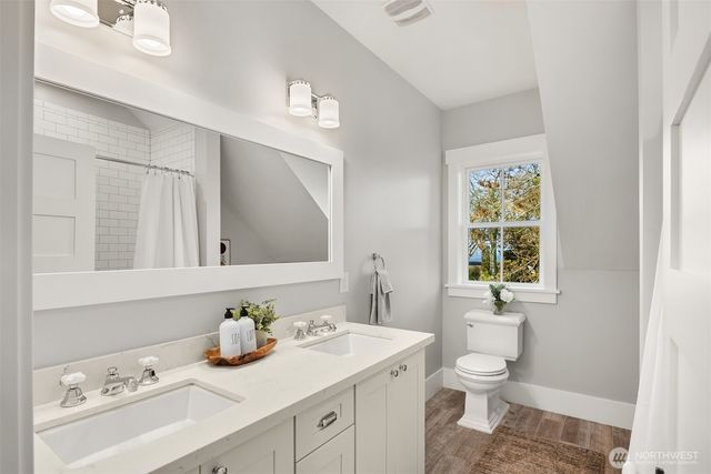 10717 NE Manitou Park Boulevard, Bainbridge Island, WA 98110