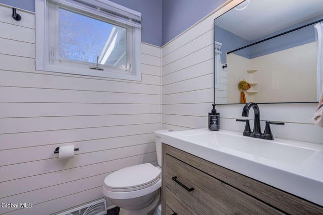 17 Benjamin Lane, Colonie, NY 12205