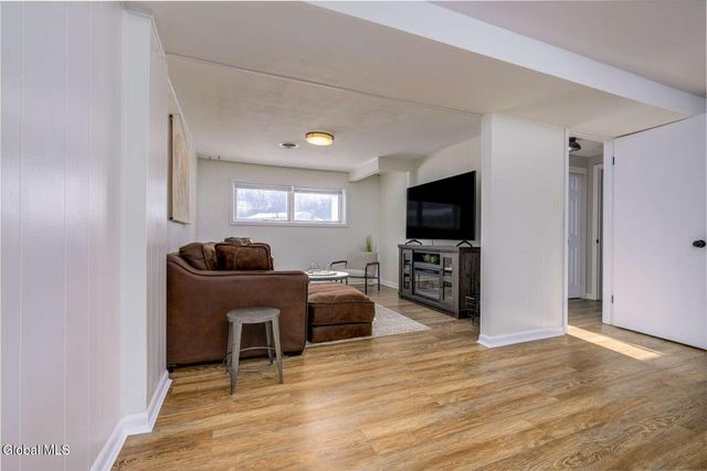 17 Benjamin Lane, Colonie, NY 12205