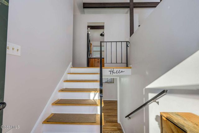 17 Benjamin Lane, Colonie, NY 12205