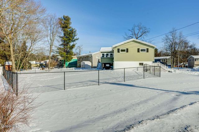 17 Benjamin Lane, Colonie, NY 12205