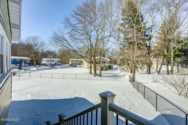 17 Benjamin Lane, Colonie, NY 12205