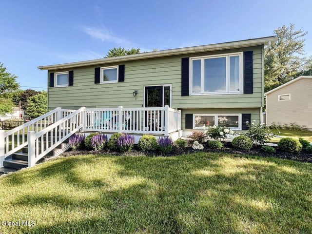 17 Benjamin Lane, Colonie, NY 12205