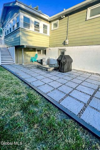 17 Benjamin Lane, Colonie, NY 12205