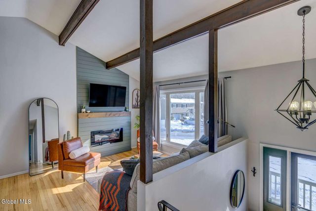 17 Benjamin Lane, Colonie, NY 12205